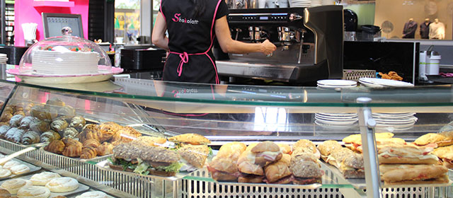 Mostrador del establecimiento Shokolatt con bocadillos y croissants.